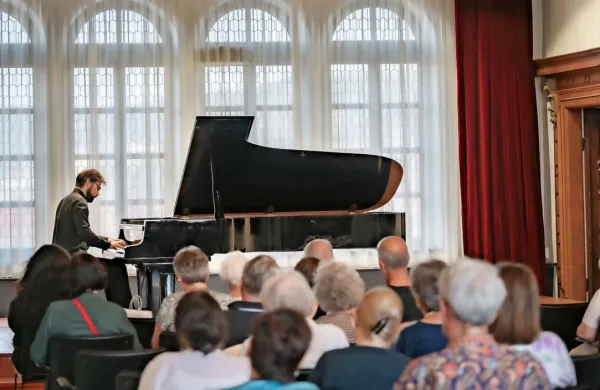 Društvo prijateljev glasbe je 62. pomladno sezono sklenilo s 
koncertom pianista Tima Jančarja.