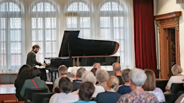 Društvo prijateljev glasbe je 62. pomladno sezono sklenilo s 
koncertom pianista Tima Jančarja.