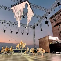 Pomnik miru na Cerju je tudi s svojo odprtostjo na vse strani neba nudil popolno kuliso za plesno - glasbeno predstavo Brezmejno telo mednarodnega ansambla MN Dance Company in dua Silence.