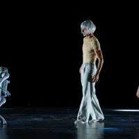 Plesni ekipi se je na odru pridružil “robot”, ki je ob nelagodju vzbudil tudi sočutje. 