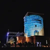 Pomnik miru na Cerju v barvah EPK GO! 2025  