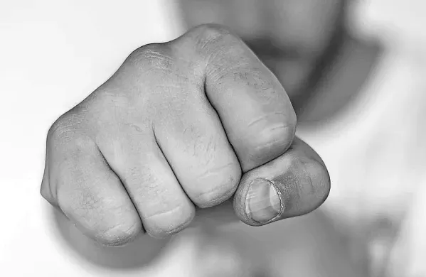 Pretep v Luciji: policisti zasegli noža, izvijač, razbito steklenico ...