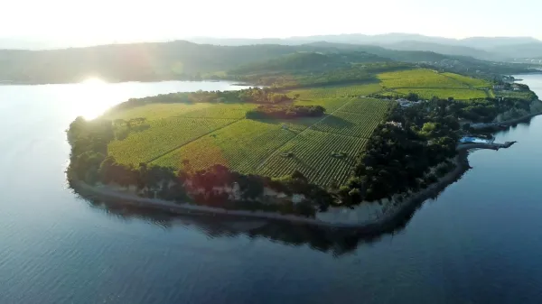  Na celotnem območju Krajinskega parka Debeli rtič je kurjenje 
prepovedano. Predpisana globa za tovrstno kršitev znaša 100 
evrov.