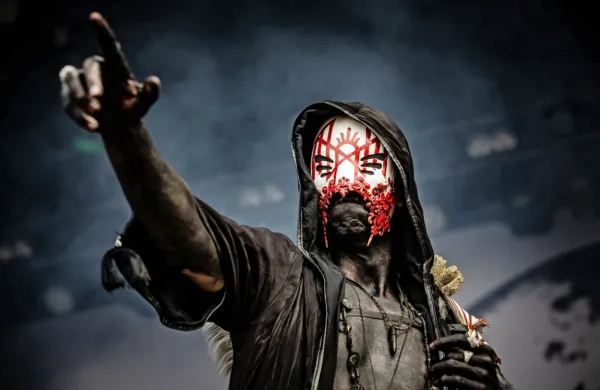  Sleep Token vodi zamaskirani vokalist Vessel. 