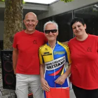 Občinski svetnik Borut Zorn, najstarejši (80-letni) kolesar  Sergio 
Zuccon in predsednica društva organizatorja Vesna Pahor.