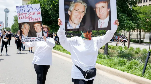 Trump zagotavlja, da ni bil nikoli prijatelj z Epsteinom, čeprav 
javno objavljene fotografije in videoposnetki govorijo nasprotno.