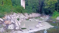 Eden od številnih primerov, ko je bila reka Rižana vidno onesnažena z materialom, ki se ob močnejšem deževju izpira iz 
območja kamnoloma.

