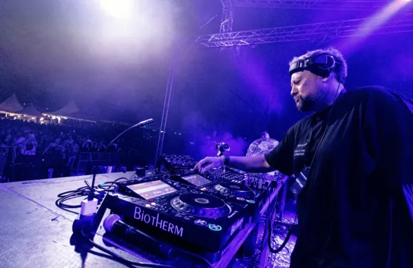 DJ Umek je občinstvo popeljal nazaj v čas.