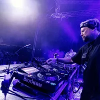 DJ Umek je občinstvo popeljal nazaj v čas.