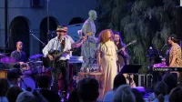 Vlado Kreslin in Marina Martensson ter Smrdel Brothers Collective 
so začeli niz Poletje z biseri na Kapodistriasovem trgu. 