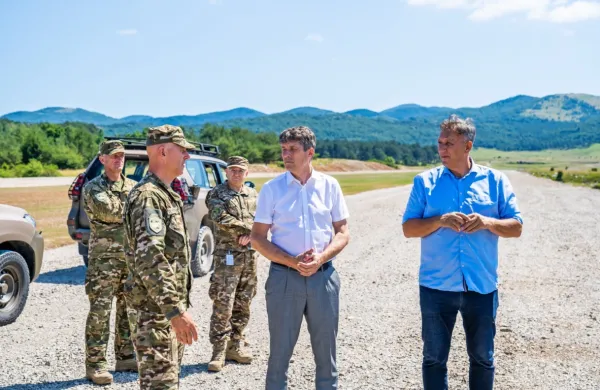 Minister za obrambo Borut Sajovic (v sredini) med ogledom 
strelišča Bač