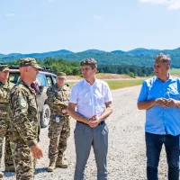 Minister za obrambo Borut Sajovic (v sredini) med ogledom 
strelišča Bač