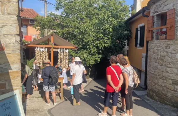Praznik vina in česna v Novi vasi: kdor prej pride, prej okuša