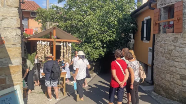 Praznik vina in česna v Novi vasi: kdor prej pride, prej okuša