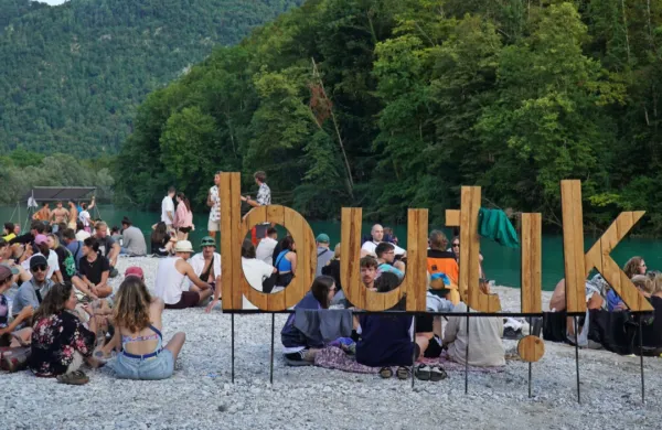 Organizatorji z namenom ohranjanja butičnosti festivala mejo 
obiskovalcev postavijo na 3000 in ne na 5000, kolikor je sicer 
kapaciteta prizorišča.