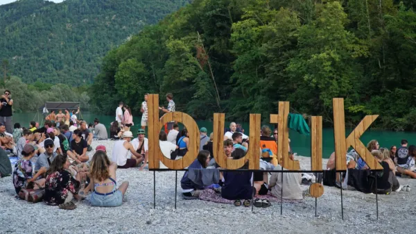 Organizatorji z namenom ohranjanja butičnosti festivala mejo 
obiskovalcev postavijo na 3000 in ne na 5000, kolikor je sicer 
kapaciteta prizorišča.