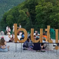 Organizatorji z namenom ohranjanja butičnosti festivala mejo 
obiskovalcev postavijo na 3000 in ne na 5000, kolikor je sicer 
kapaciteta prizorišča.