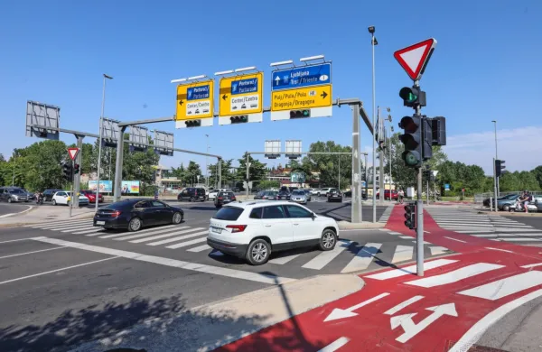 Moški je “zbiral” prostovoljne prispevke v križišču pri nekdanjem 
Indeju.