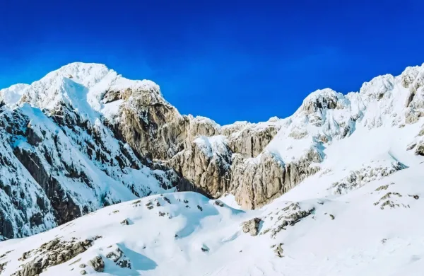 Pod goro Skuta so v nedeljo reševalci   našli mrtvega 40-letnega 
planinca in nato nad ledenikom v steni na majhni skalni polici še 
mrtvega 27-letnega planinca. 