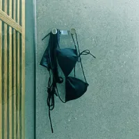 Izberite kakovostne kopalke iz zračnih materialov, ki ne vsebujejo 
dražilnih kemikalij.   