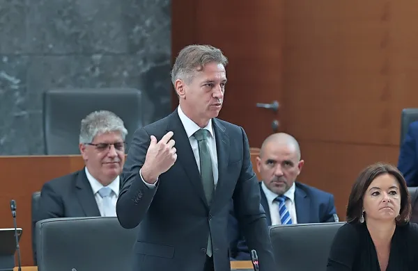 Kako dolga bo Golobova premierska pot? 
