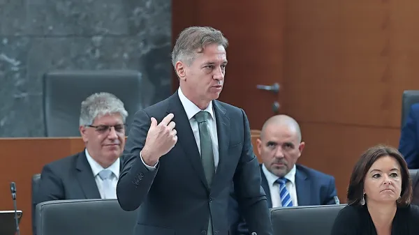 Kako dolga bo Golobova premierska pot? 