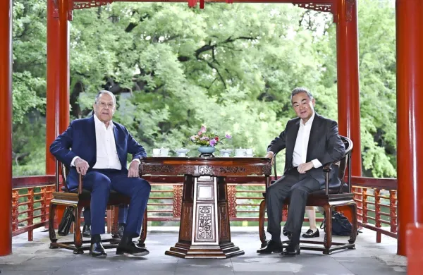 Med azijsko turnejo je ruskega zunanjega ministra Sergeja Lavrova (levo) gostil njegov kitajski kolega Wang Yi.  