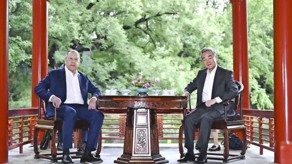 Med azijsko turnejo je ruskega zunanjega ministra Sergeja Lavrova (levo) gostil njegov kitajski kolega Wang Yi.  