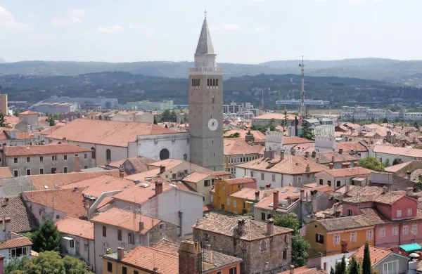 Staro mestno jedro Kopra se ponaša s številnimi palačami in 
hišami plemiških ter uglednih družin.