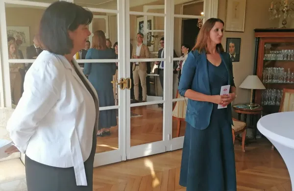 Veleposlanica in predstavnica Slovenije pri Unescu Renata Cvelbarur Bek (levo) in generalna direktorica Direktorata za kulturno 
dediščino Špela Spanžel   