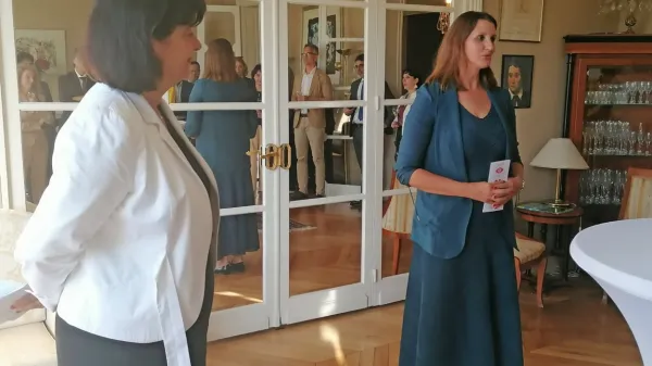 Veleposlanica in predstavnica Slovenije pri Unescu Renata Cvelbarur Bek (levo) in generalna direktorica Direktorata za kulturno 
dediščino Špela Spanžel   