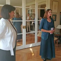 Veleposlanica in predstavnica Slovenije pri Unescu Renata Cvelbarur Bek (levo) in generalna direktorica Direktorata za kulturno 
dediščino Špela Spanžel   