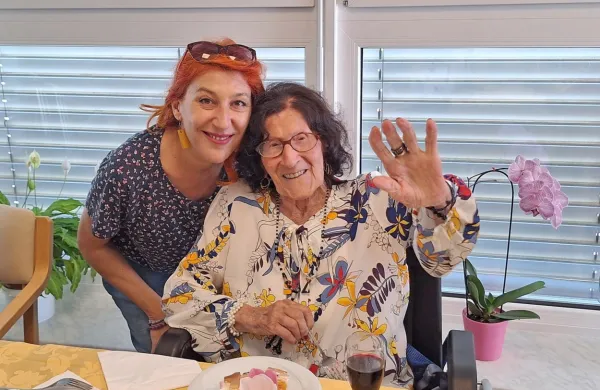 Sveže pečena 105-letnica Olga Ogrin z vnukinjo Romino