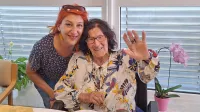 Sveže pečena 105-letnica Olga Ogrin z vnukinjo Romino