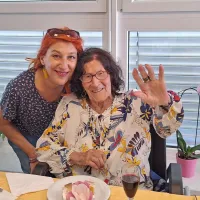 Sveže pečena 105-letnica Olga Ogrin z vnukinjo Romino