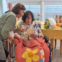 “Kaj?! Pri teh letih še vedno sama bere?” je bila nadvse presenečena Olgina sostanovalka. Olga je sama prebrala prav vsako 
voščilo, ki ji ga je prinesla hčerka Nada.