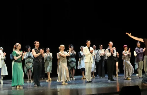 Izvrstnemu plesnemu ansamblu SNG Opera in balet Ljubljana se je na odru poklonil  tudi koreograf in avtor odrske priredbe Leo Mujić. 