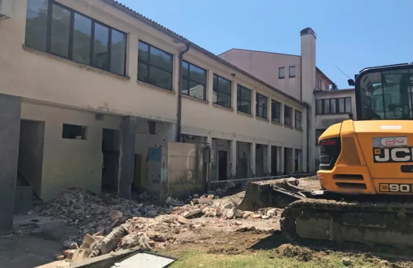 V Kanalu upajo, da bodo težja gradbena dela končana do začetka šolskega leta in da pouka ne bo motil hrup 
strojev.


