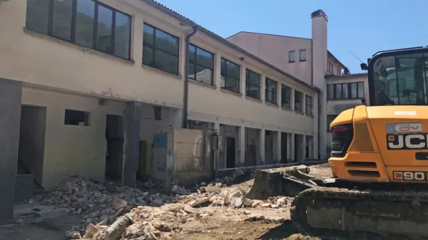V Kanalu upajo, da bodo težja gradbena dela končana do začetka šolskega leta in da pouka ne bo motil hrup 
strojev.

