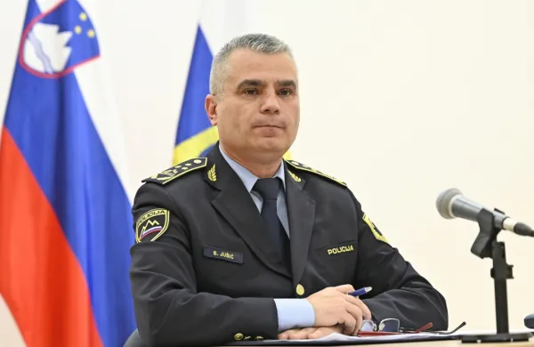 Nekdanji generalni direktor policije Senad Jušić se je v torek po 
več kot 34 letih dela v policiji upokojil, so potrdili na Generalni 
policijski upravi.