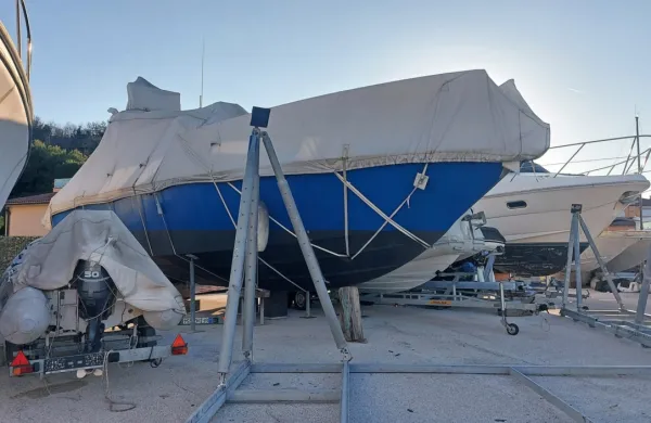 Bo tokrat ministrstvo za notranje zadeve le našlo kupca za 22 let star policijski čoln, ki je od spomladi 2018 
na suhem v lucijski marini? 
