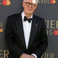 John Lithgow si bo nadel klobuk znamenitega ravnatelja čarovniške 
akademije Bradavičarke, Albusa Dumbledorja.