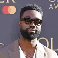 Marsikatera obrv se je dvignila ob vesti, da bo Robausa Rawsa igral 
Papa Essiedu.

