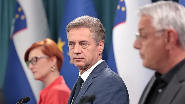 Koalicija se je spotaknila ob izdatkih za obrambo.