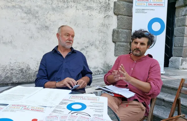 Za festivalom Glasbe sveta stojita Tadej Stolič (desno) s KUD Morgan in  Pierluigi Pintar z dru&scaron;tvom Circolo Controtempo  