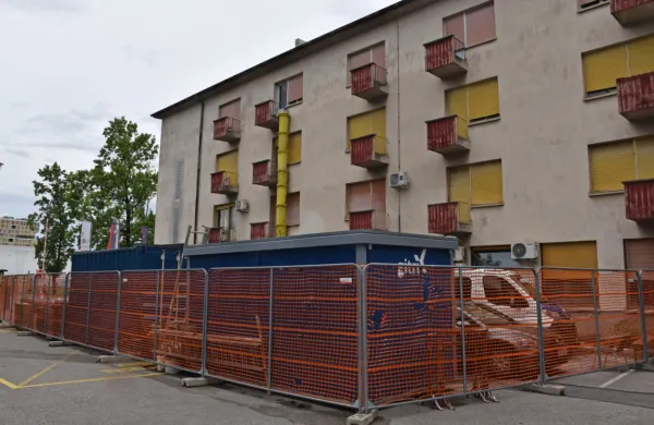 Stari del glasbene šole bo  po obnovi brez dotrajanih balkonov in povezan z novo stavbo tudi v tretjem 
nadstropju.

