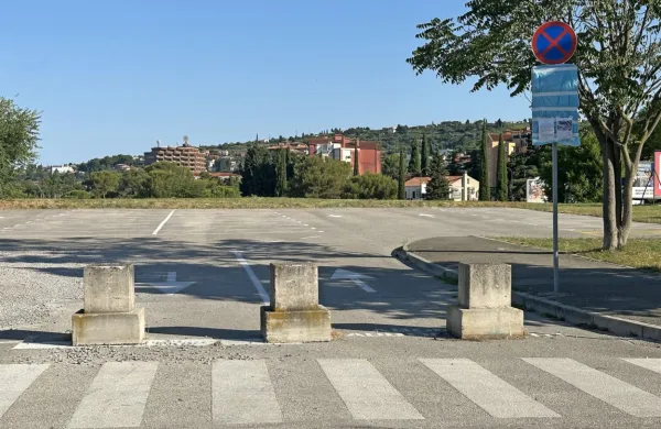    Pred vhodom na parkirišče, ki sedaj ne služi več svojemu namenu, 
je družba Terme Čatež namestila  betonske ovire. 