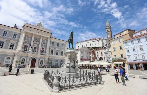 Danes bo piranska občina v občinskih prostorih na Tartinijevem 
trgu dražila sedem nepremičnin oziroma nepremičninskih sklopov.