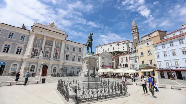 Danes bo piranska občina v občinskih prostorih na Tartinijevem 
trgu dražila sedem nepremičnin oziroma nepremičninskih sklopov.