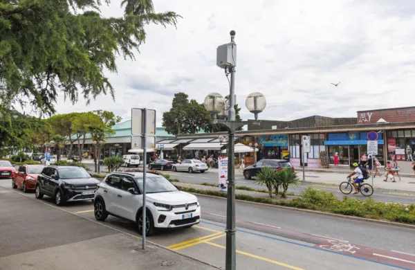 Eno izmed merilnih postaj so postavili nasproti postaje za 
taksije. 